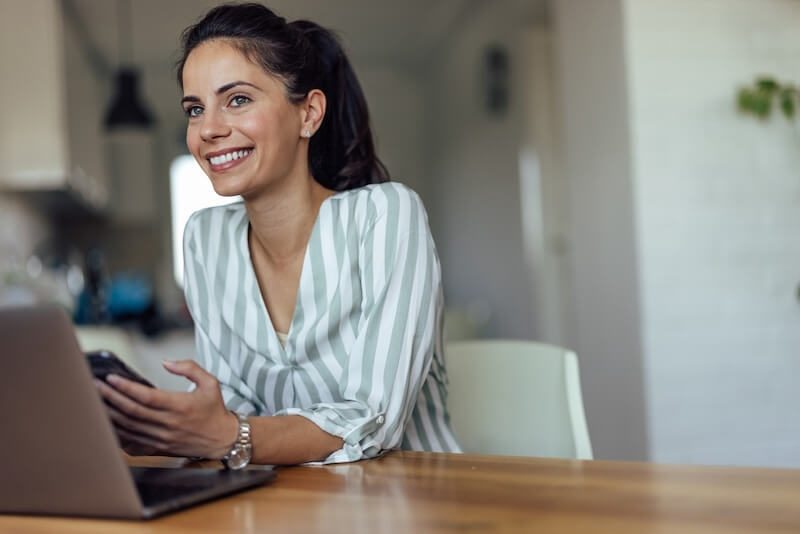 Una agente de TJC Insurance cotizando en la laptop.